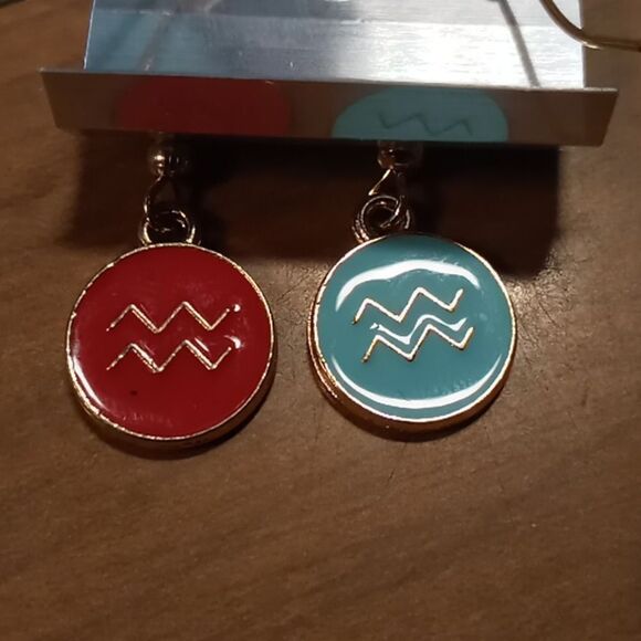 Horoscope Aquarius earrings - Picture 2 of 3